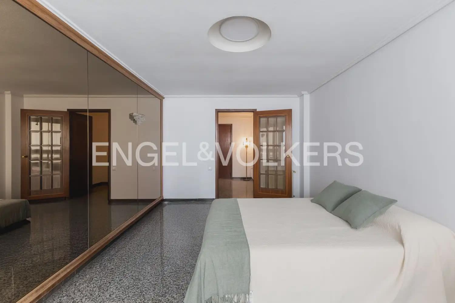 5 Zimmer Wohnung zu verkaufen in Valencia Stadt mit Garage - 655.000 € (Ref: 9897673)