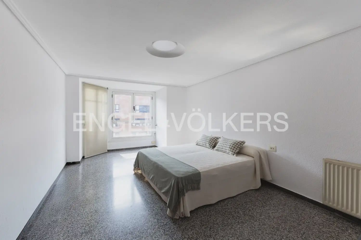 5 Zimmer Wohnung zu verkaufen in Valencia Stadt mit Garage - 655.000 € (Ref: 9897673)