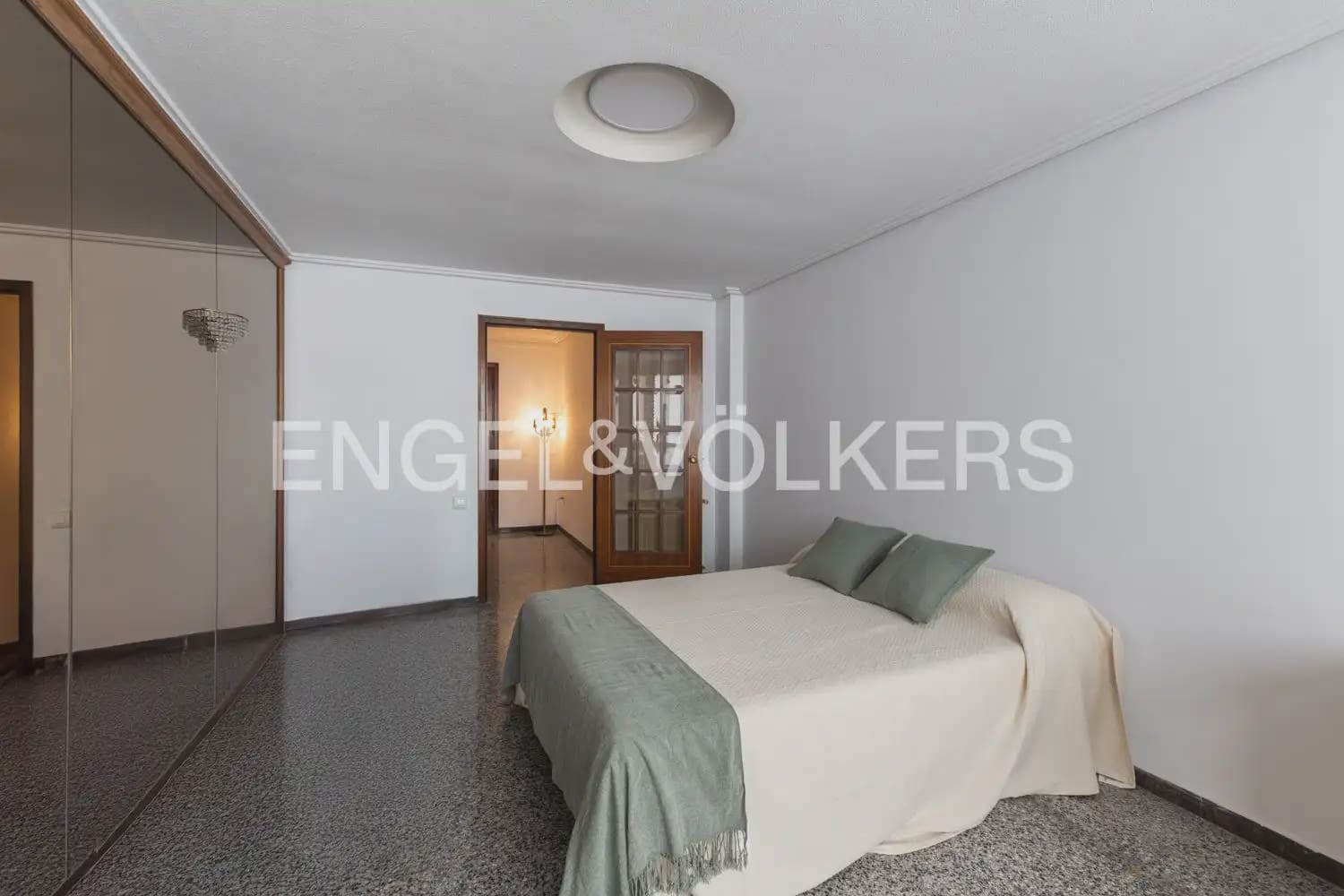 5 Zimmer Wohnung zu verkaufen in Valencia Stadt mit Garage - 655.000 € (Ref: 9897673)