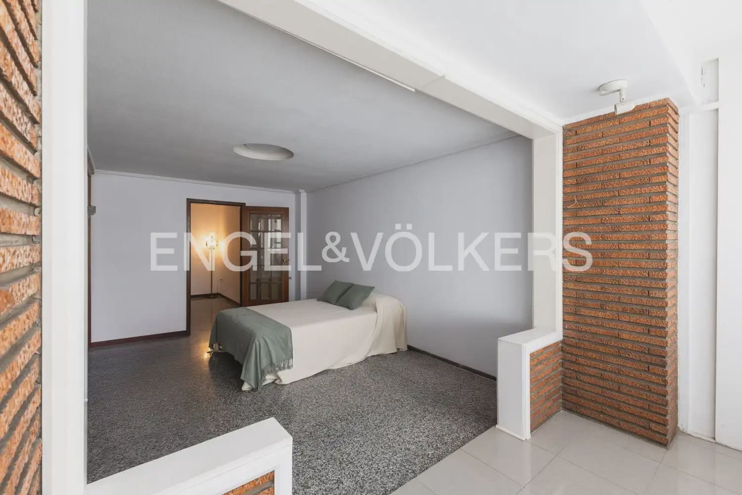 5 Zimmer Wohnung zu verkaufen in Valencia Stadt mit Garage - 655.000 € (Ref: 9897673)
