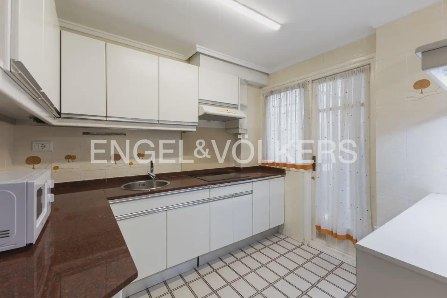 5 Zimmer Wohnung zu verkaufen in Valencia Stadt mit Garage - 655.000 € (Ref: 9897673)
