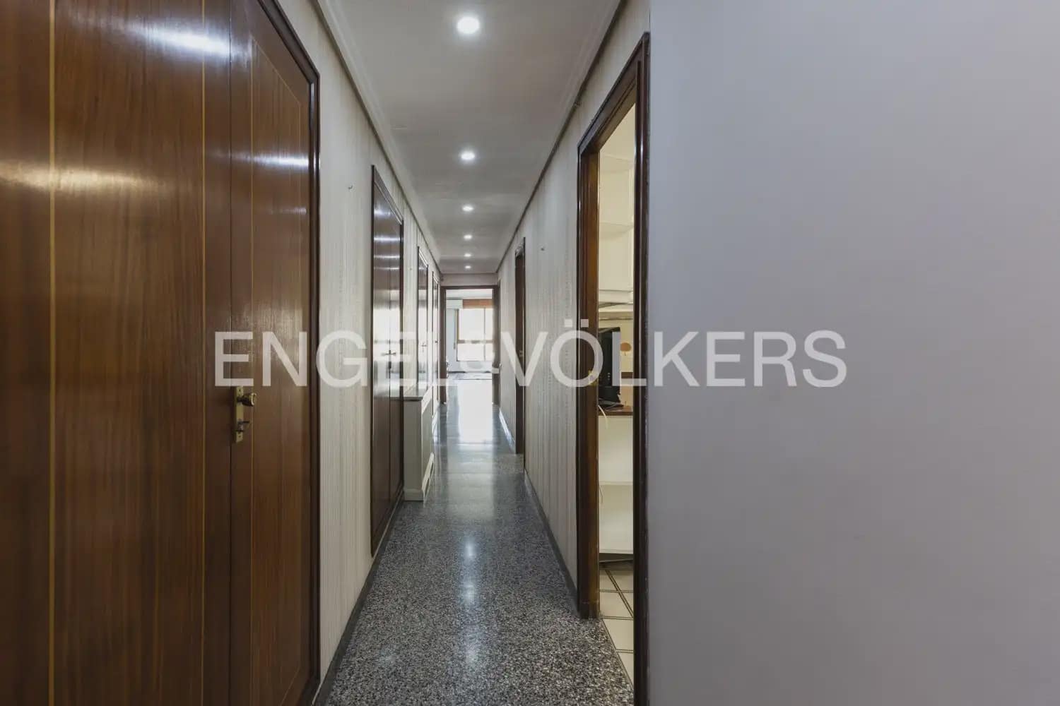 5 Zimmer Wohnung zu verkaufen in Valencia Stadt mit Garage - 655.000 € (Ref: 9897673)