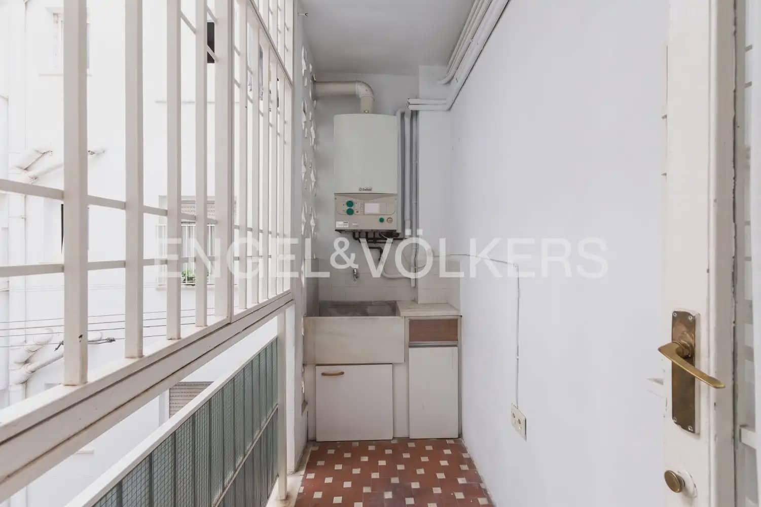 5 Zimmer Wohnung zu verkaufen in Valencia Stadt mit Garage - 655.000 € (Ref: 9897673)