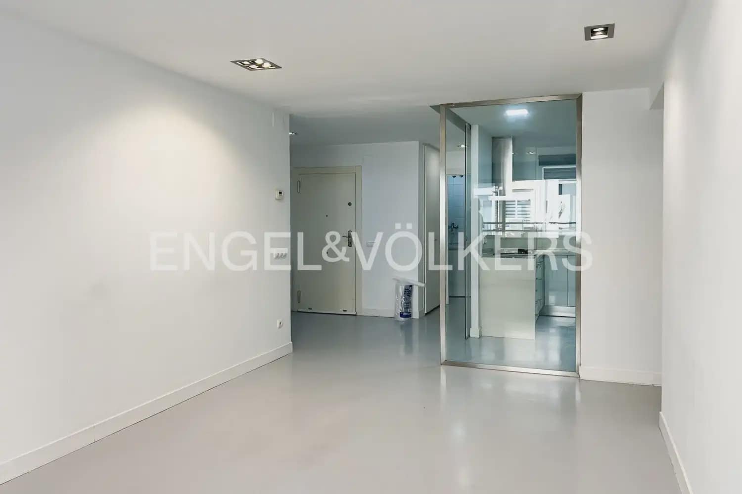 3 bedroom Flat for rent in Valencia city with garage - € 2,000 (Ref: 9897681)
