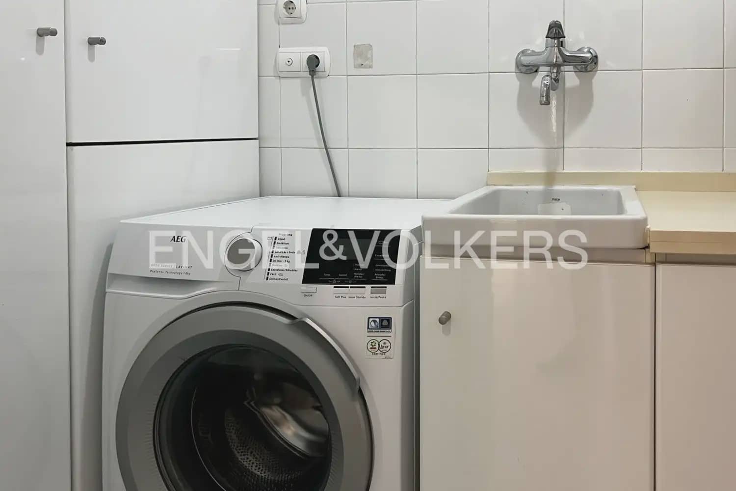 3 bedroom Flat for rent in Valencia city with garage - € 2,000 (Ref: 9897681)