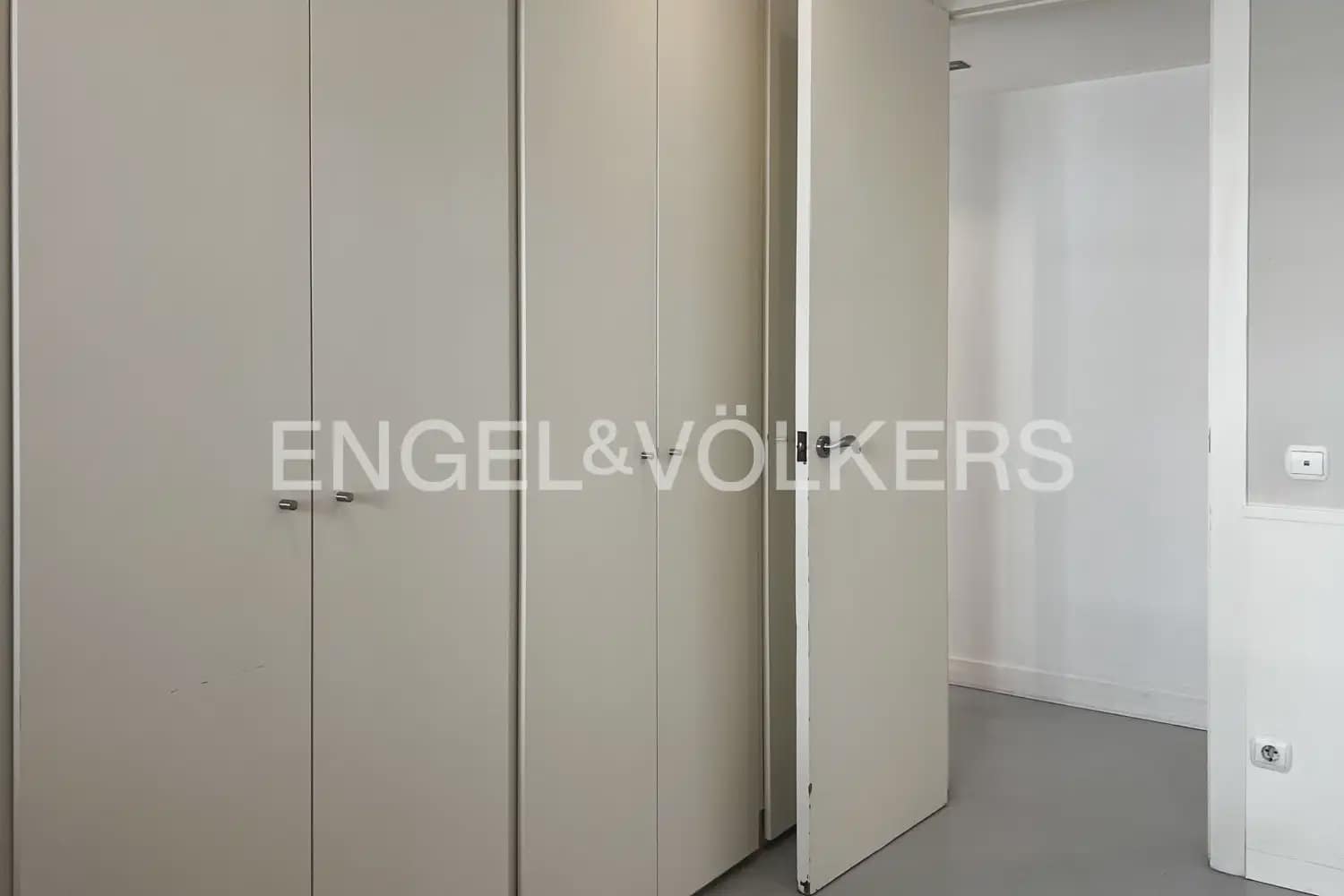 3 bedroom Flat for rent in Valencia city with garage - € 2,000 (Ref: 9897681)