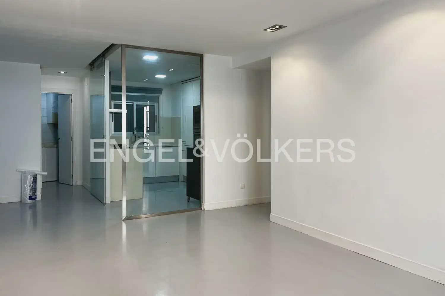 3 bedroom Flat for rent in Valencia city with garage - € 2,000 (Ref: 9897681)
