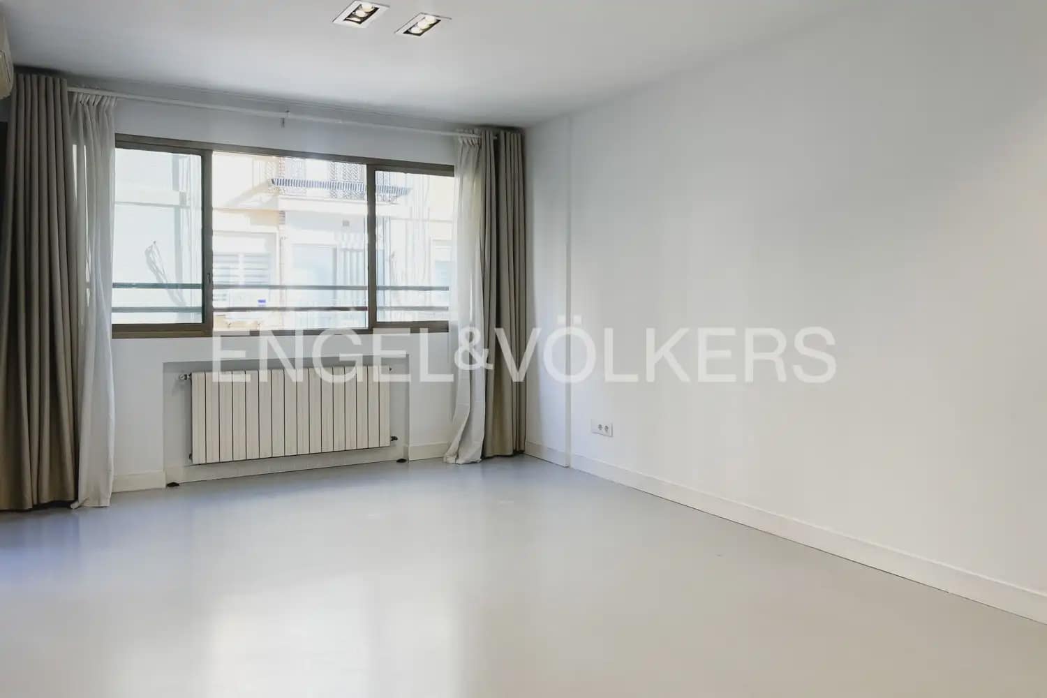 3 bedroom Flat for rent in Valencia city with garage - € 2,000 (Ref: 9897681)