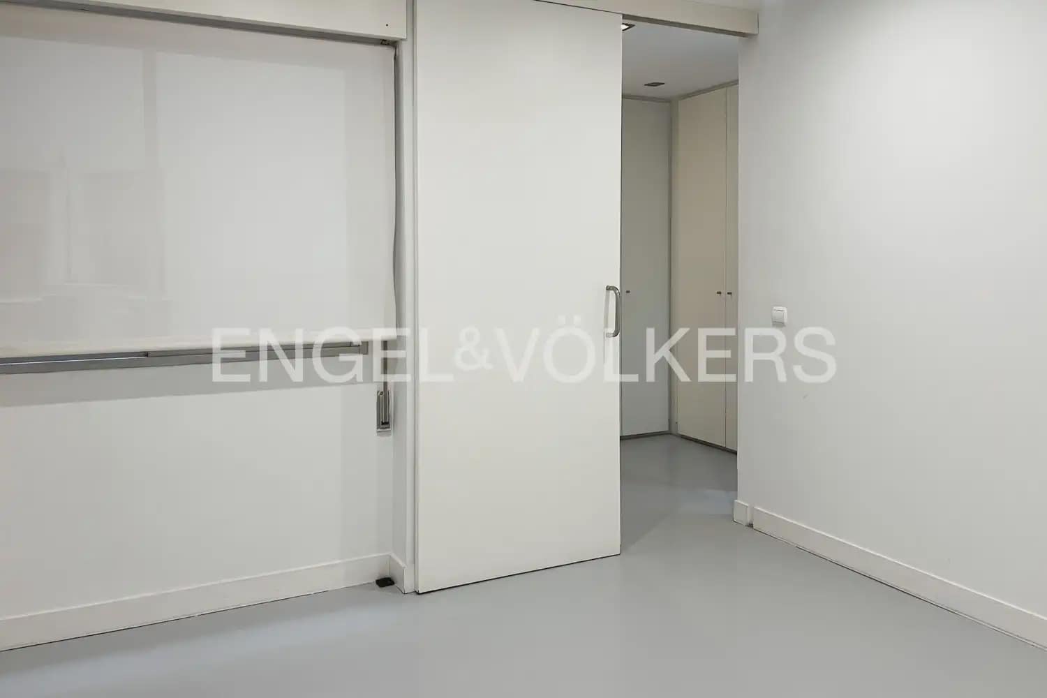 3 bedroom Flat for rent in Valencia city with garage - € 2,000 (Ref: 9897681)
