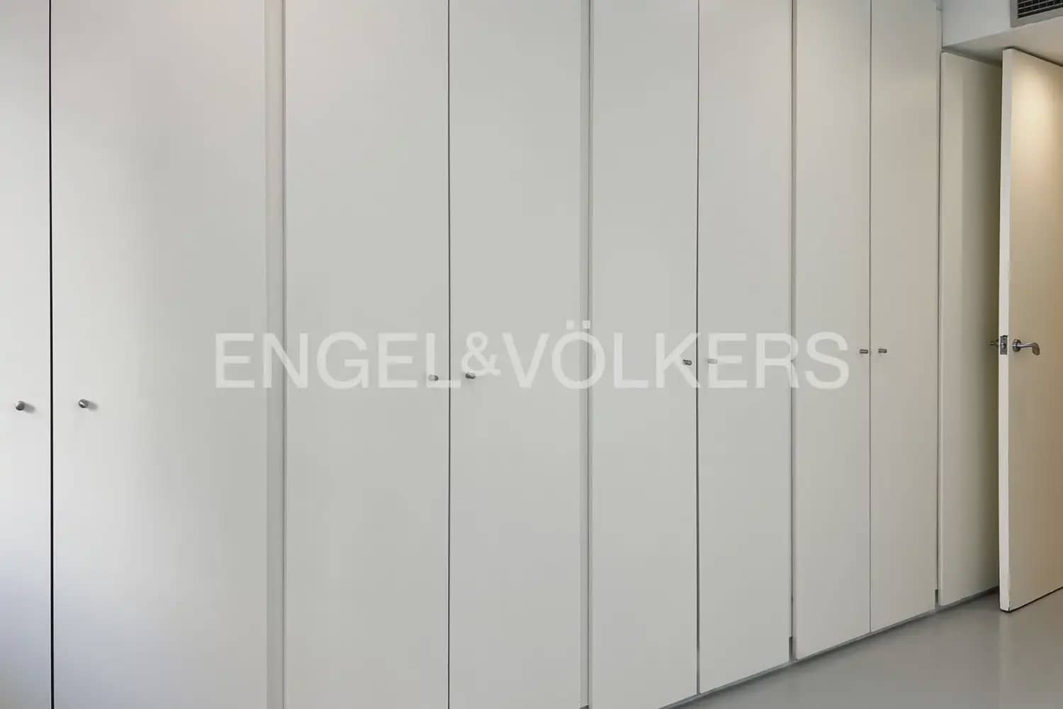3 bedroom Flat for rent in Valencia city with garage - € 2,000 (Ref: 9897681)