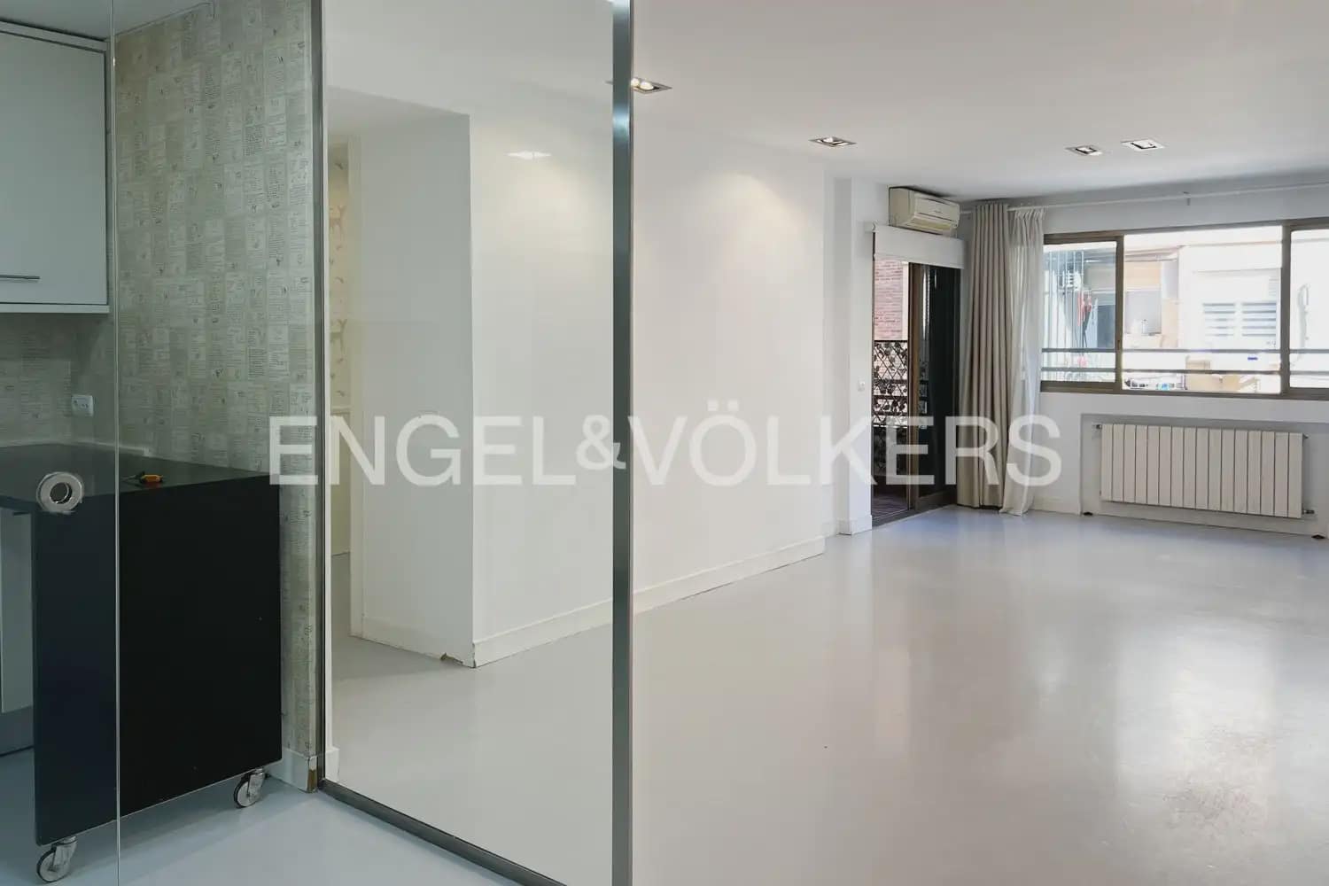 3 bedroom Flat for rent in Valencia city with garage - € 2,000 (Ref: 9897681)