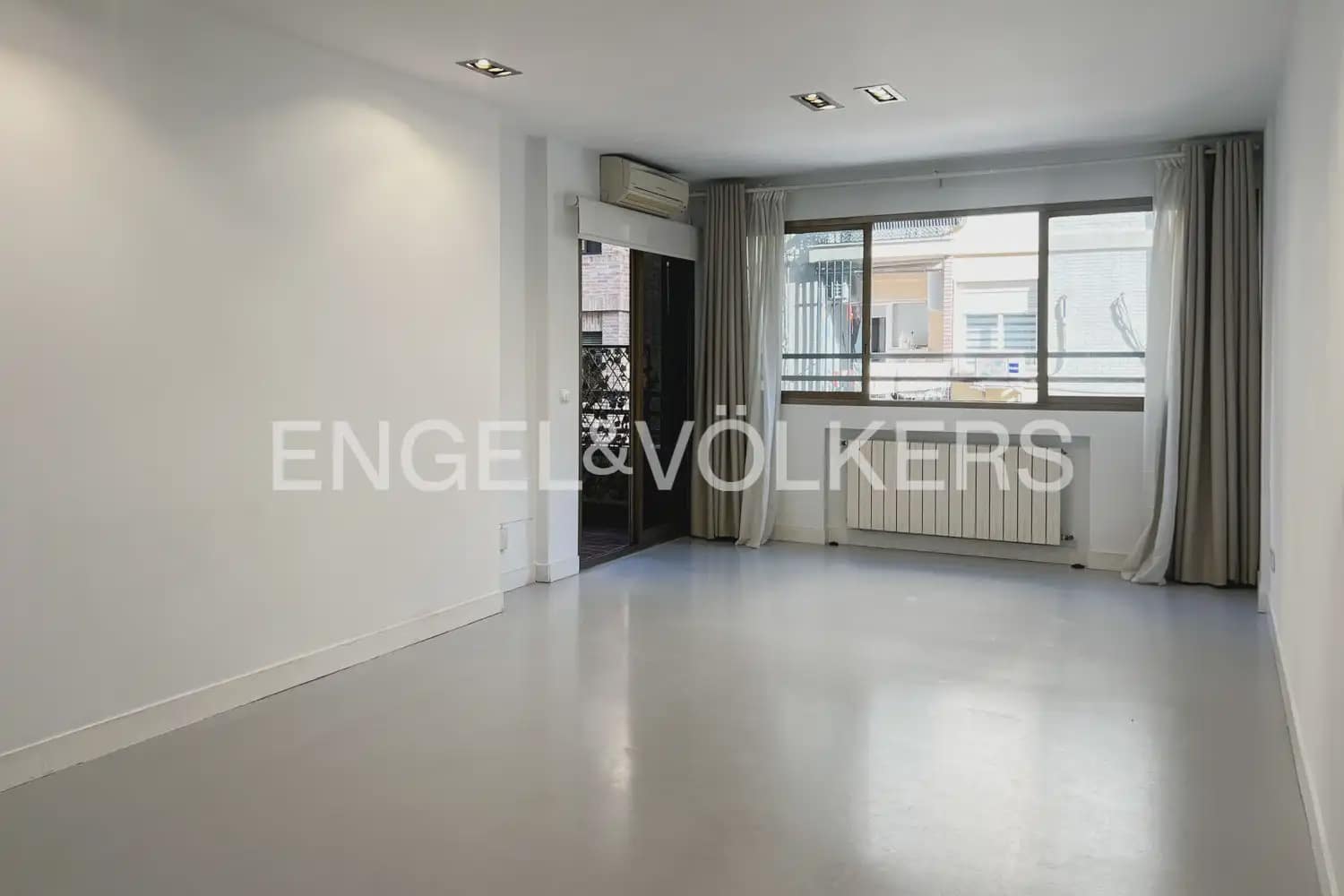3 bedroom Flat for rent in Valencia city with garage - € 2,000 (Ref: 9897681)