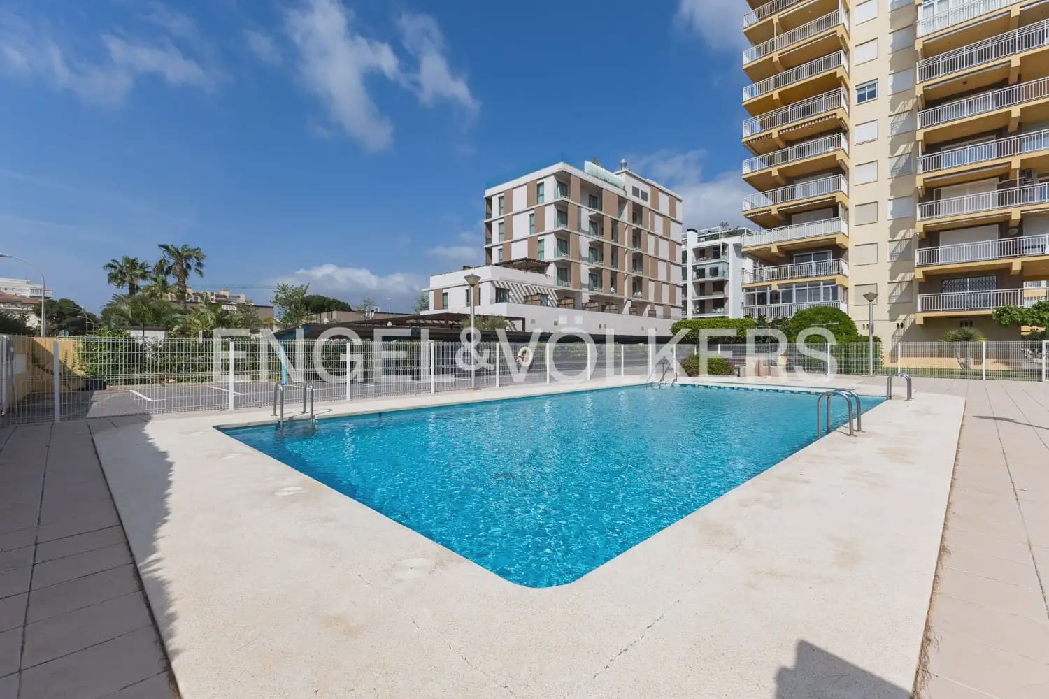 2 bedroom Flat for sale in Benicassim with pool garage - € 420,000 (Ref: 9897688)