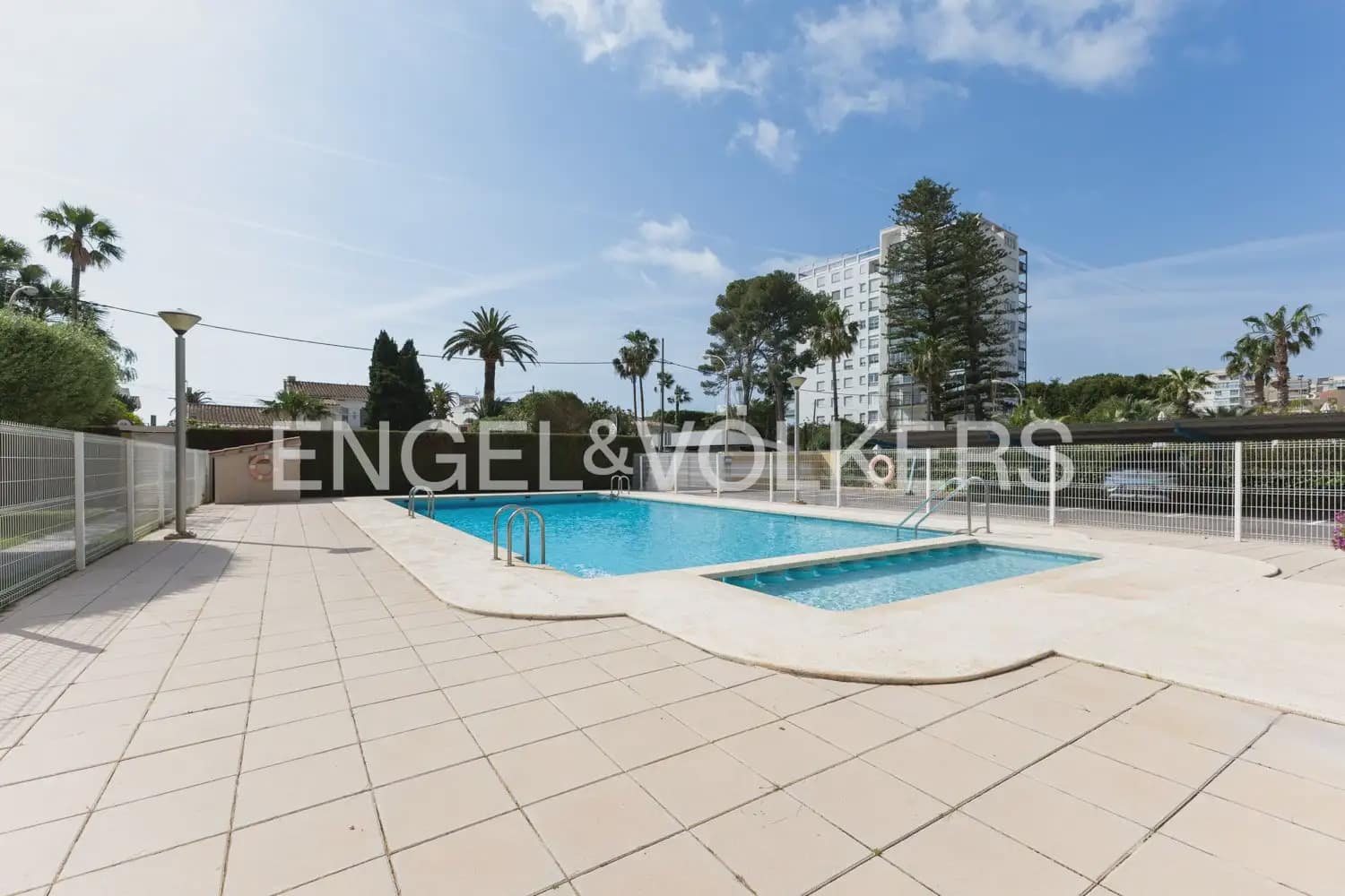 2 bedroom Flat for sale in Benicassim with pool garage - € 420,000 (Ref: 9897688)