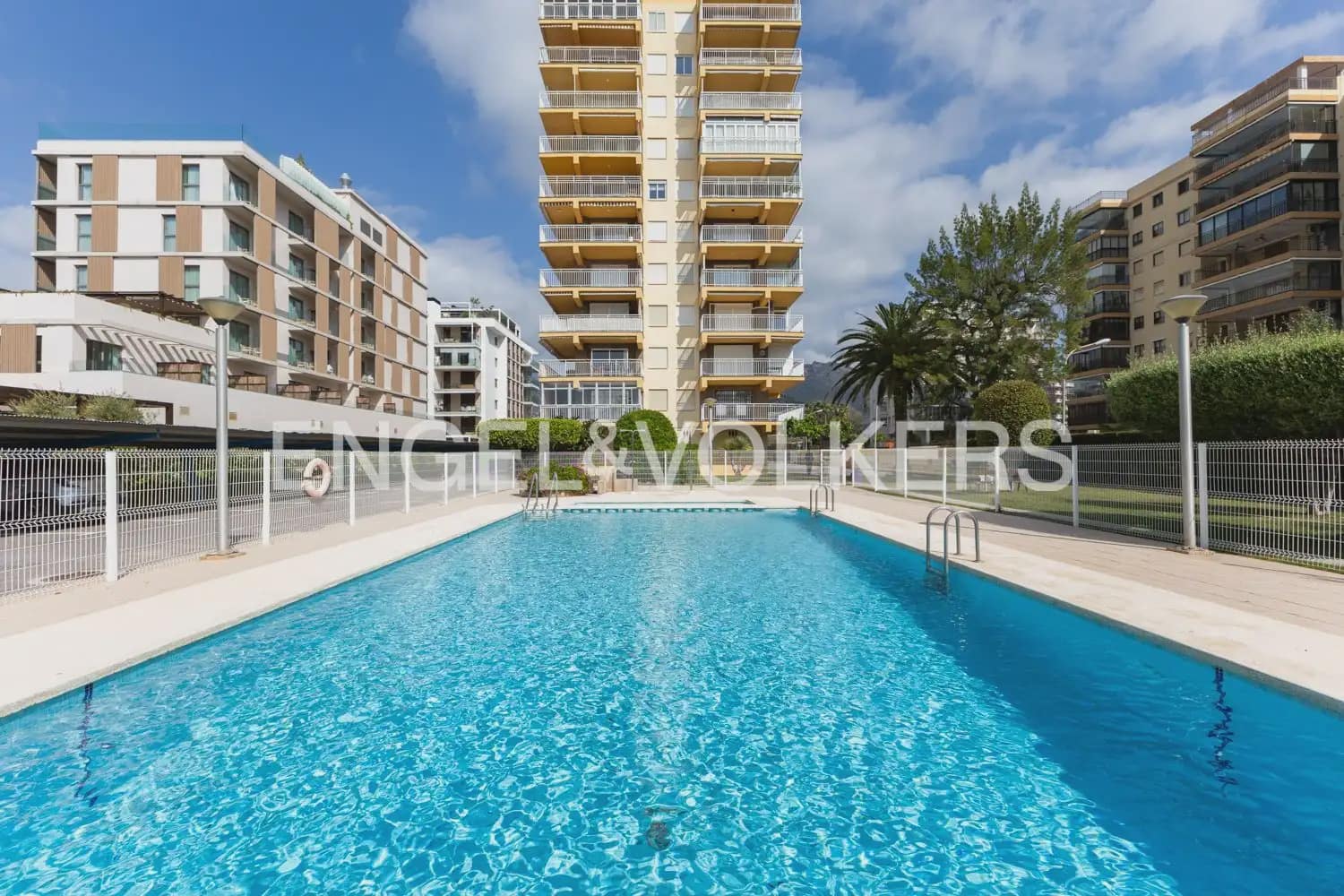2 bedroom Flat for sale in Benicassim with pool garage - € 420,000 (Ref: 9897688)