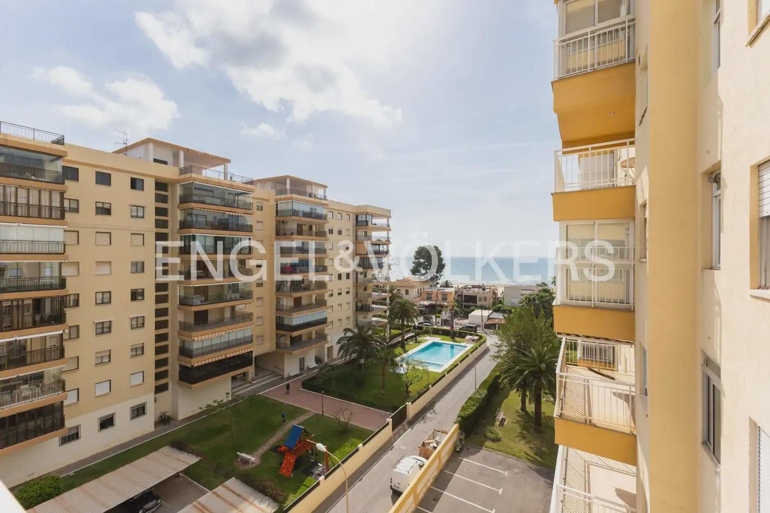 2 bedroom Flat for sale in Benicassim with pool garage - € 420,000 (Ref: 9897688)