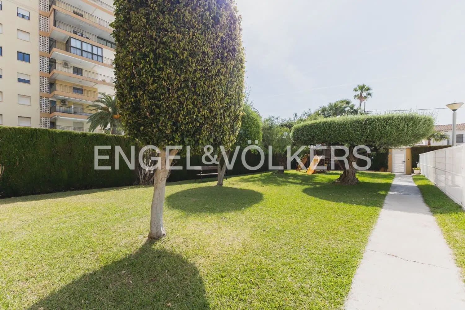 2 bedroom Flat for sale in Benicassim with pool garage - € 420,000 (Ref: 9897688)