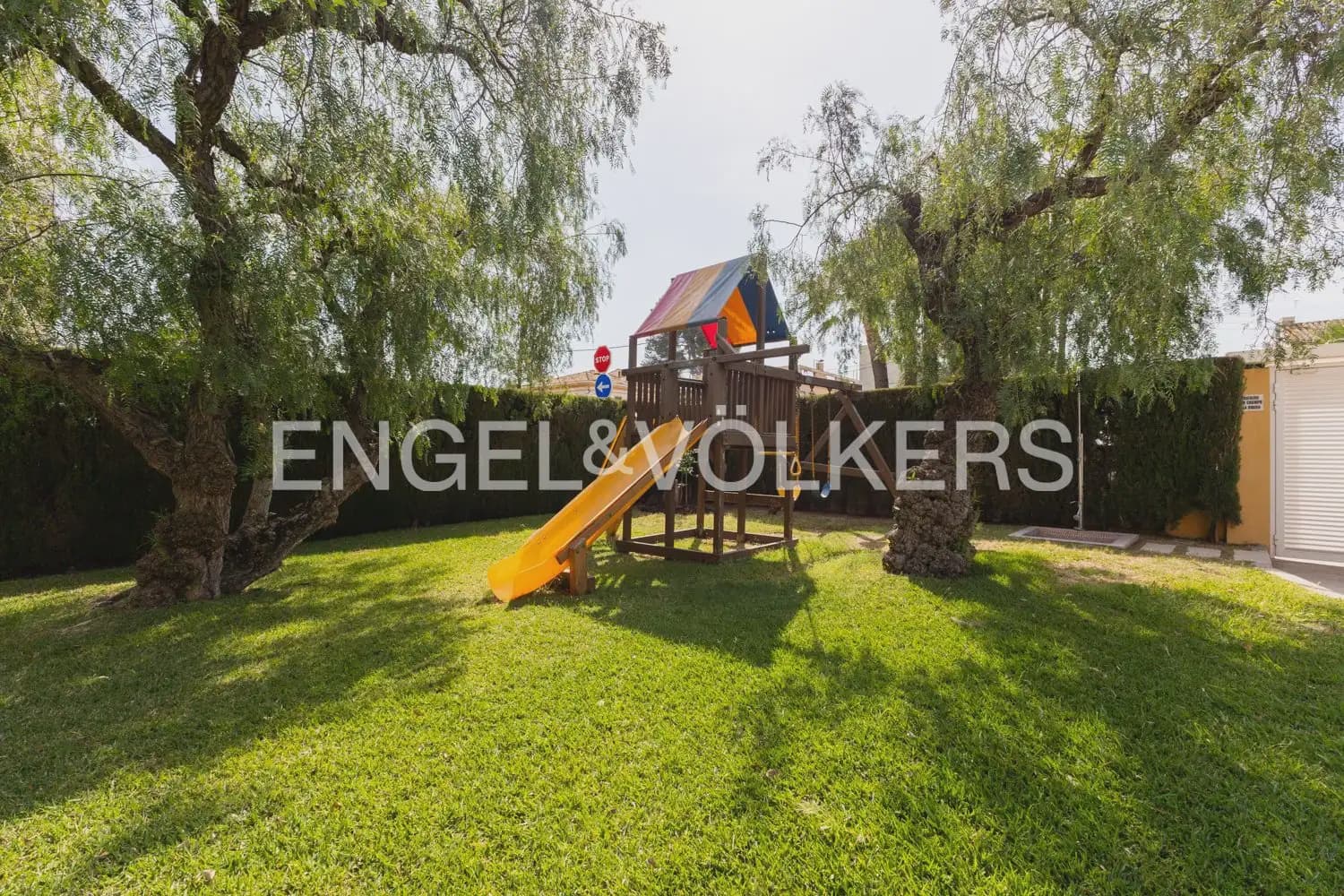 2 bedroom Flat for sale in Benicassim with pool garage - € 420,000 (Ref: 9897688)
