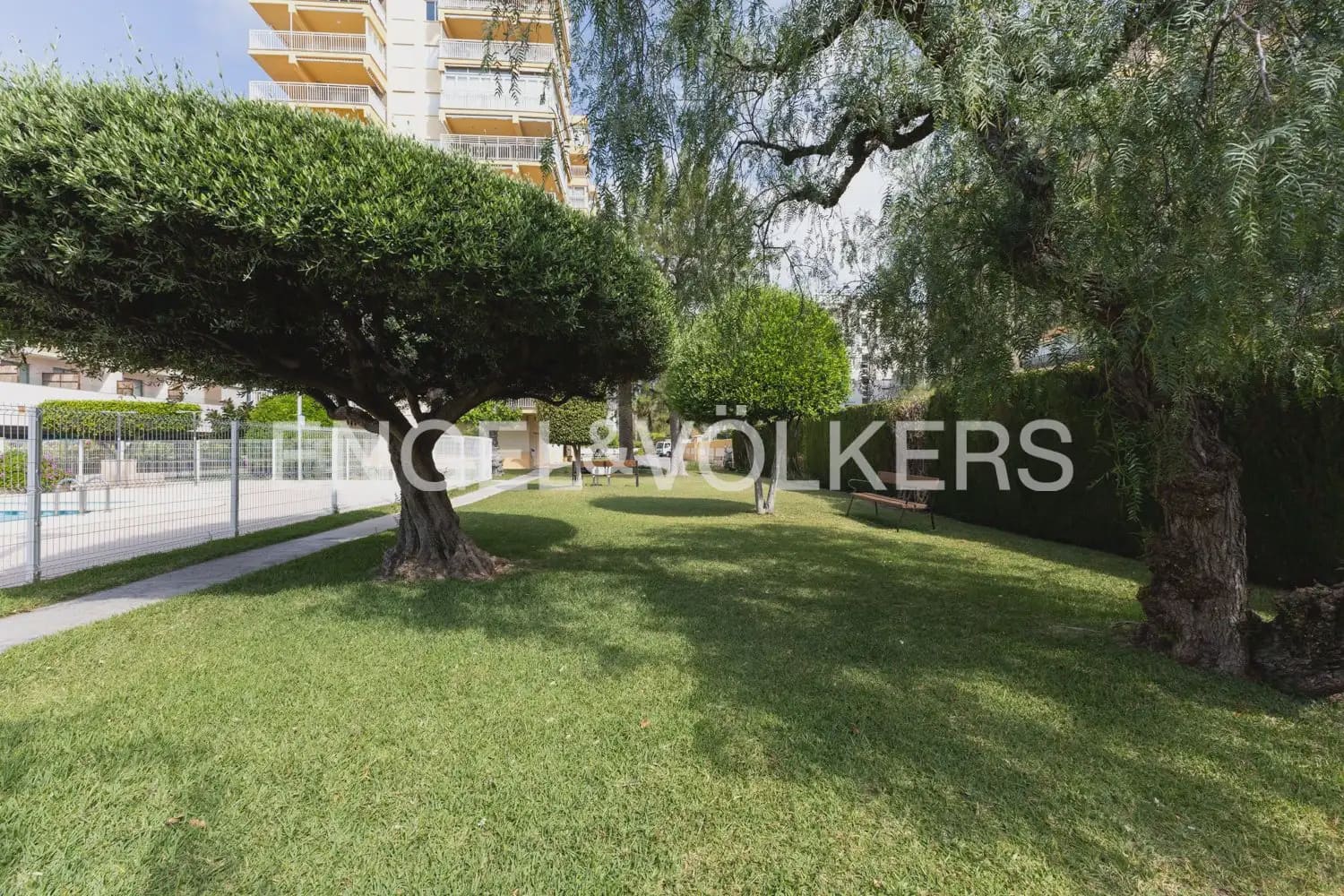 2 bedroom Flat for sale in Benicassim with pool garage - € 420,000 (Ref: 9897688)