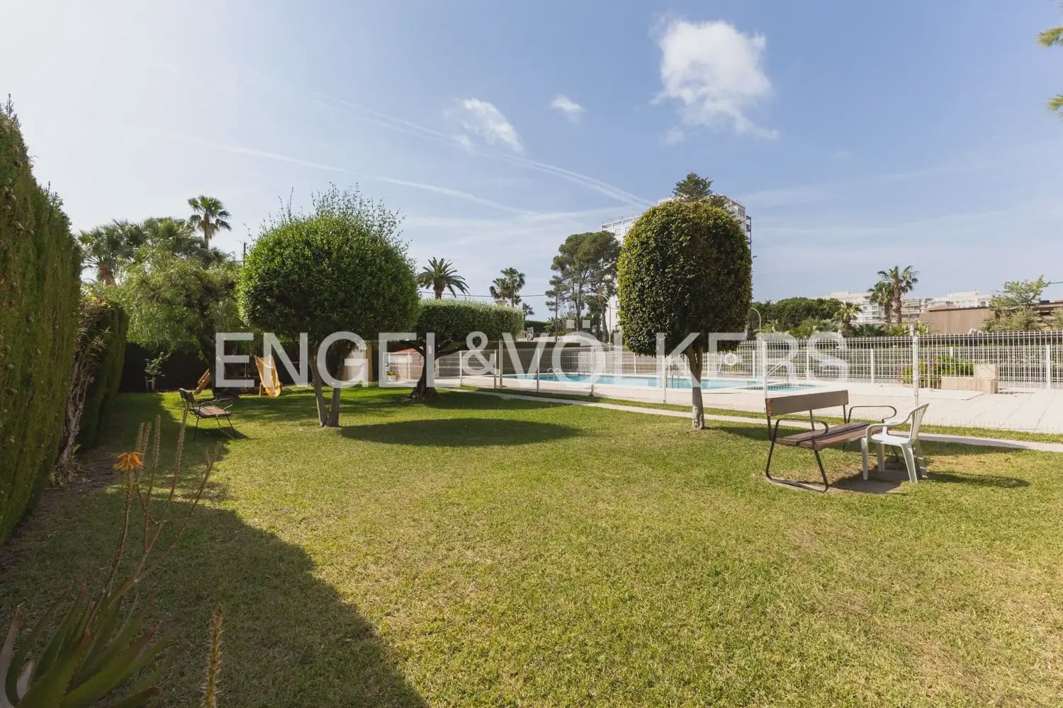 2 bedroom Flat for sale in Benicassim with pool garage - € 420,000 (Ref: 9897688)