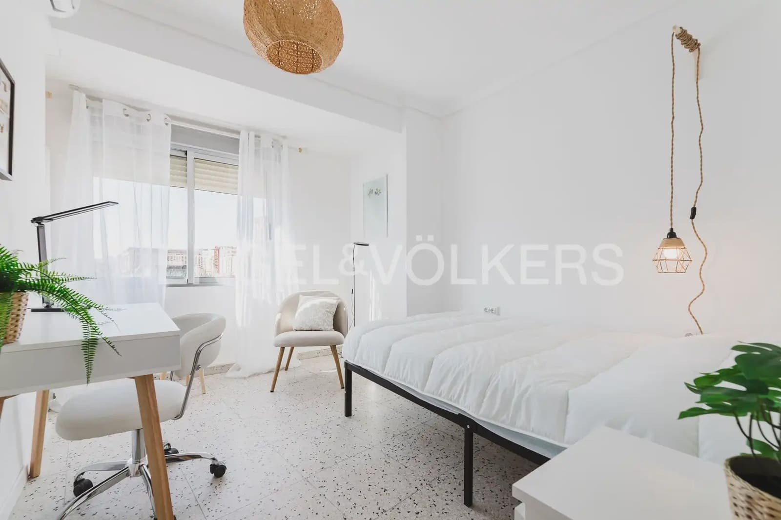 5 quarto Apartamento para arrendar em Valencia cidade - 2 500 € (Ref: 9897691)