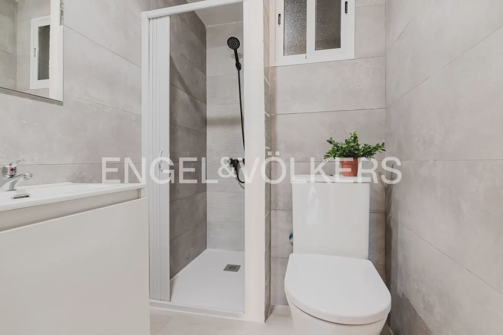 5 quarto Apartamento para arrendar em Valencia cidade - 2 500 € (Ref: 9897691)