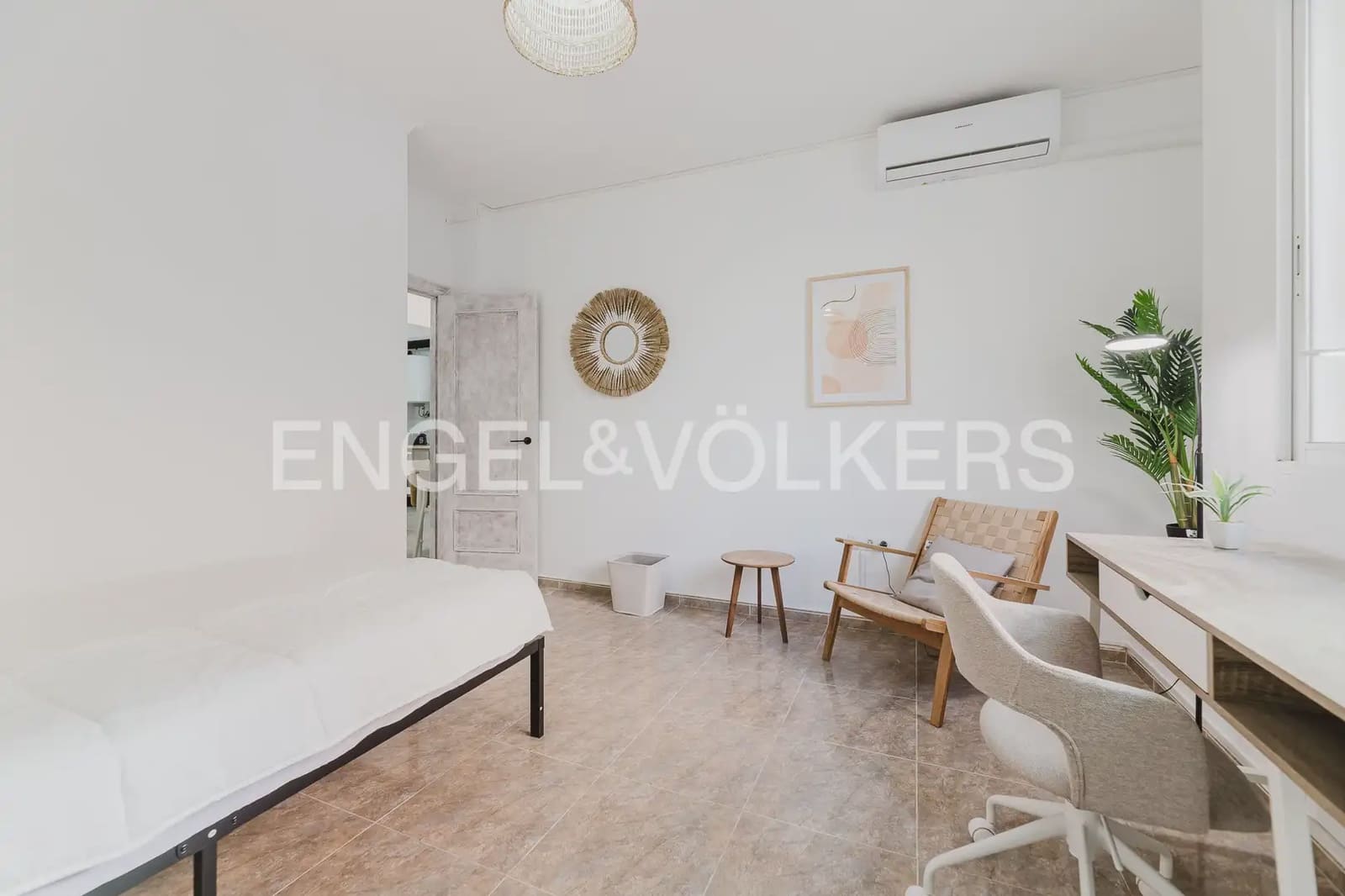 Piso de 4 habitaciones en València ciudad en alquiler - 2.000 € (Ref: 9897692)