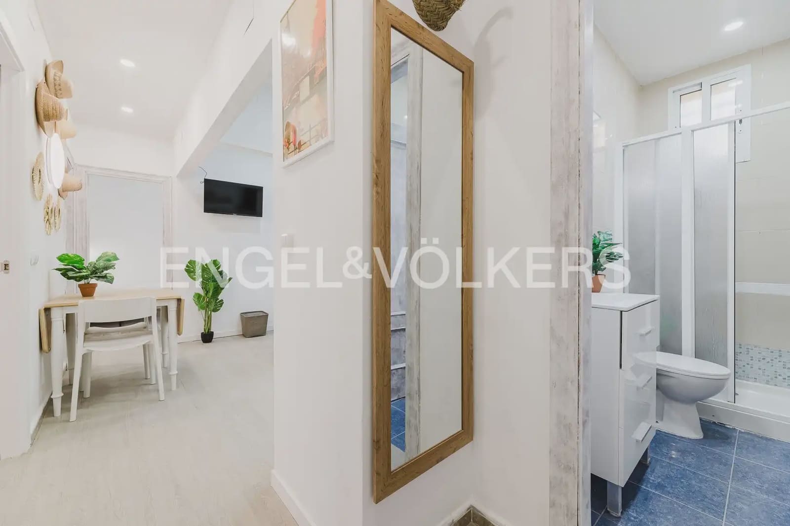 Piso de 4 habitaciones en València ciudad en alquiler - 2.000 € (Ref: 9897692)