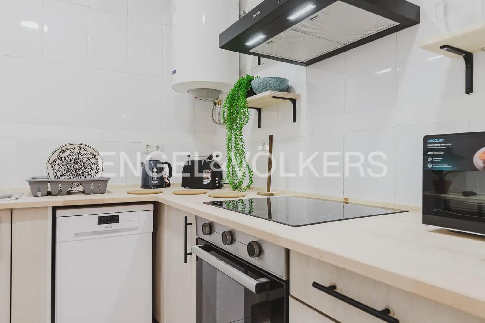 Piso de 4 habitaciones en València ciudad en alquiler - 2.000 € (Ref: 9897692)