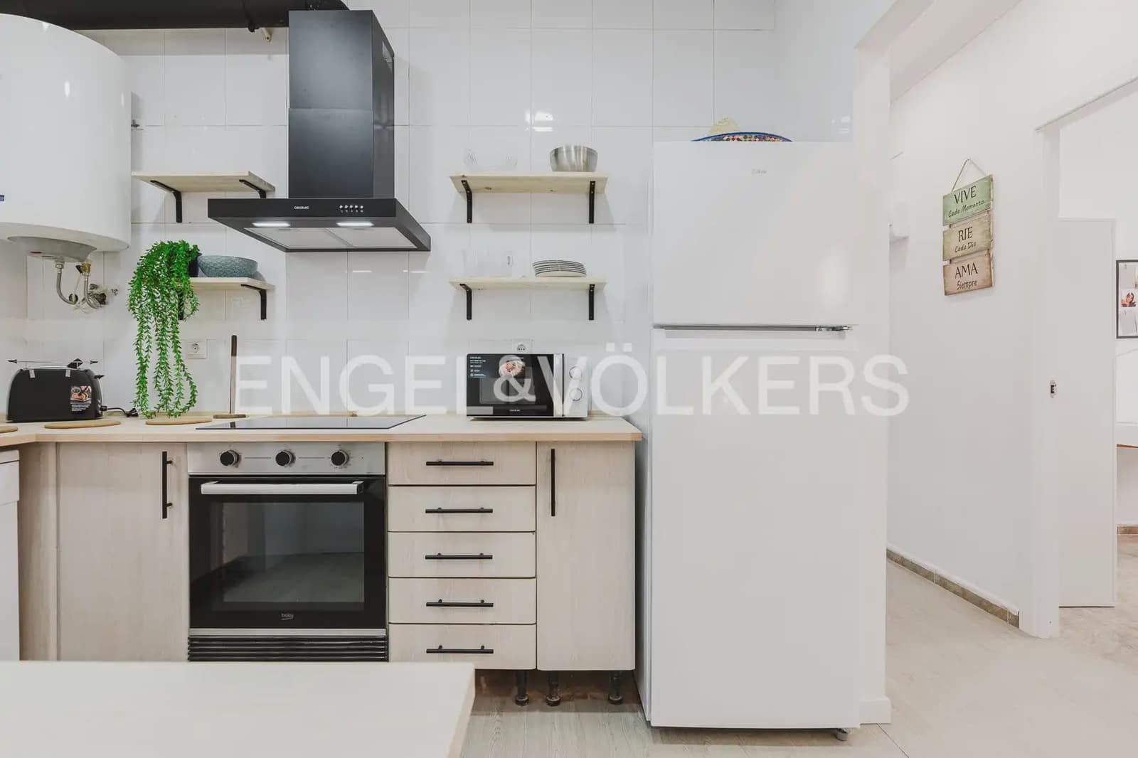Piso de 4 habitaciones en València ciudad en alquiler - 2.000 € (Ref: 9897692)