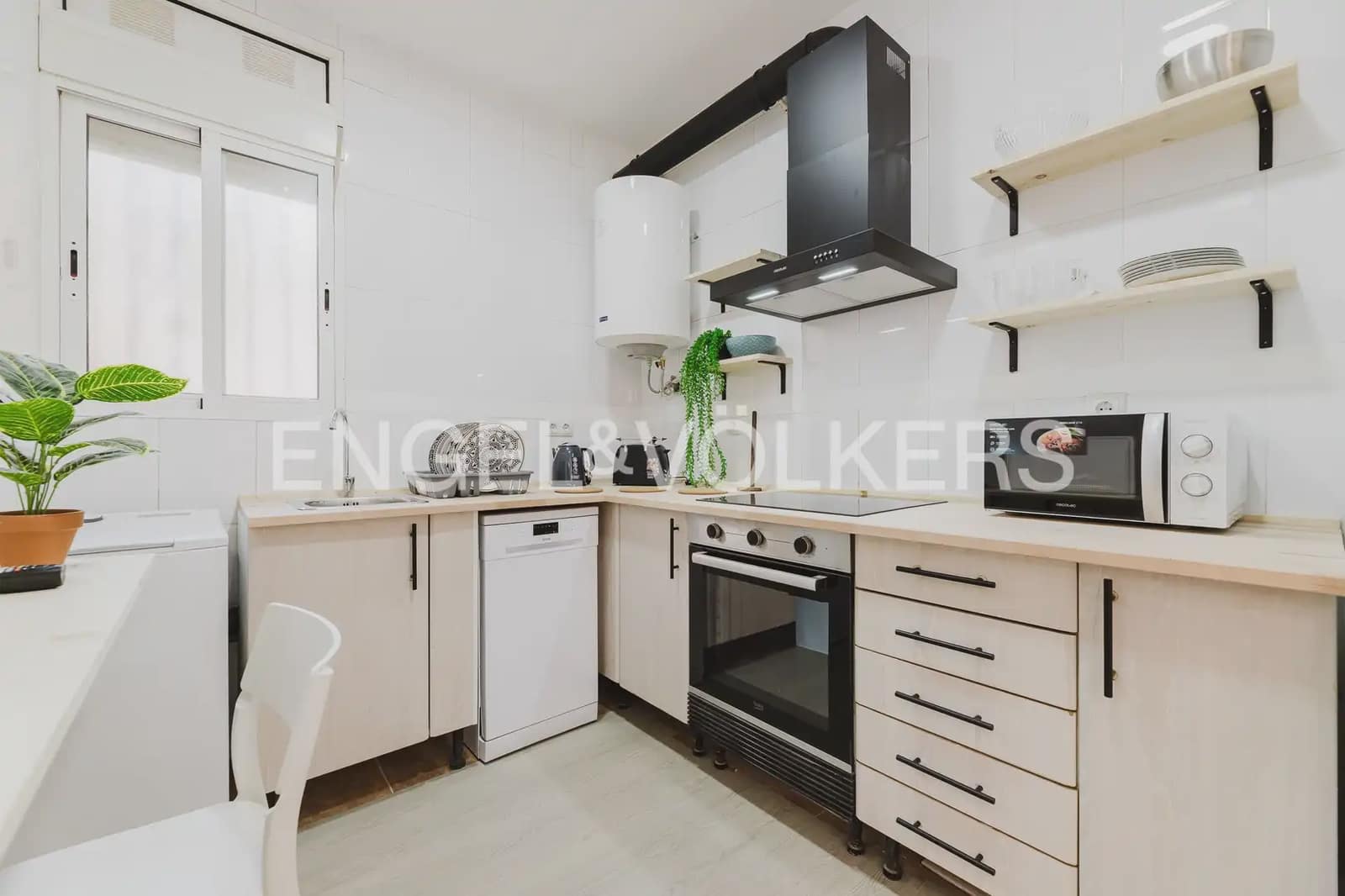 Piso de 4 habitaciones en València ciudad en alquiler - 2.000 € (Ref: 9897692)