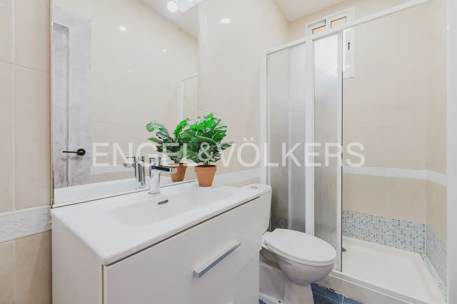 Piso de 4 habitaciones en València ciudad en alquiler - 2.000 € (Ref: 9897692)