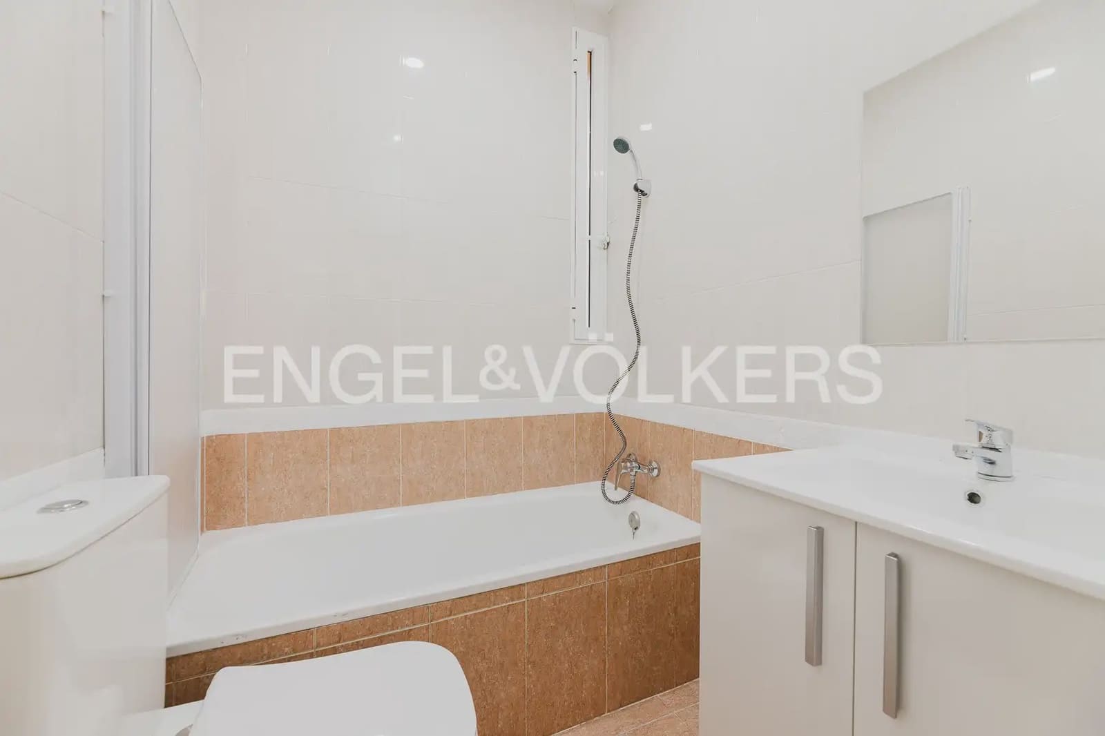 Piso de 4 habitaciones en València ciudad en alquiler - 2.000 € (Ref: 9897692)