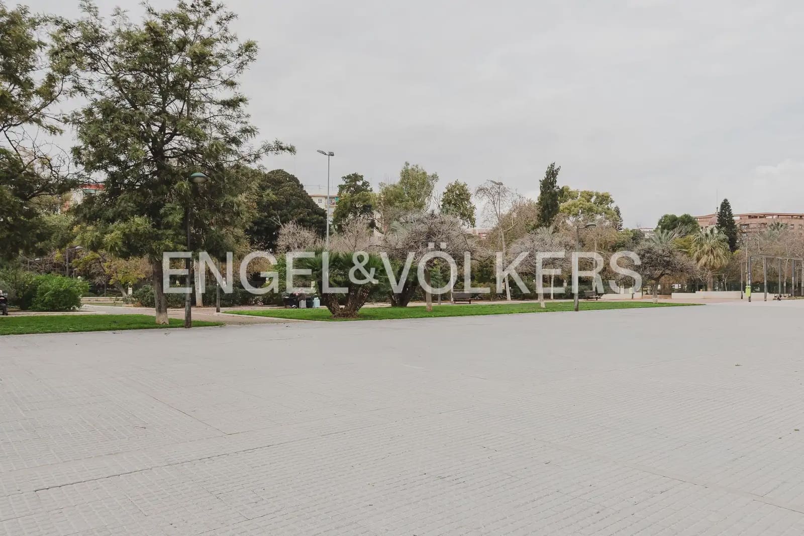 Piso de 4 habitaciones en València ciudad en alquiler - 2.000 € (Ref: 9897692)