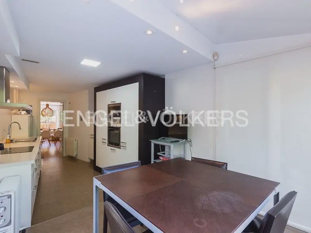 3 makuuhuone Asunto vuokrattavana paikassa Valencia kaupunki mukana 
autotalli - 3 200 € (Ref: 9897693)