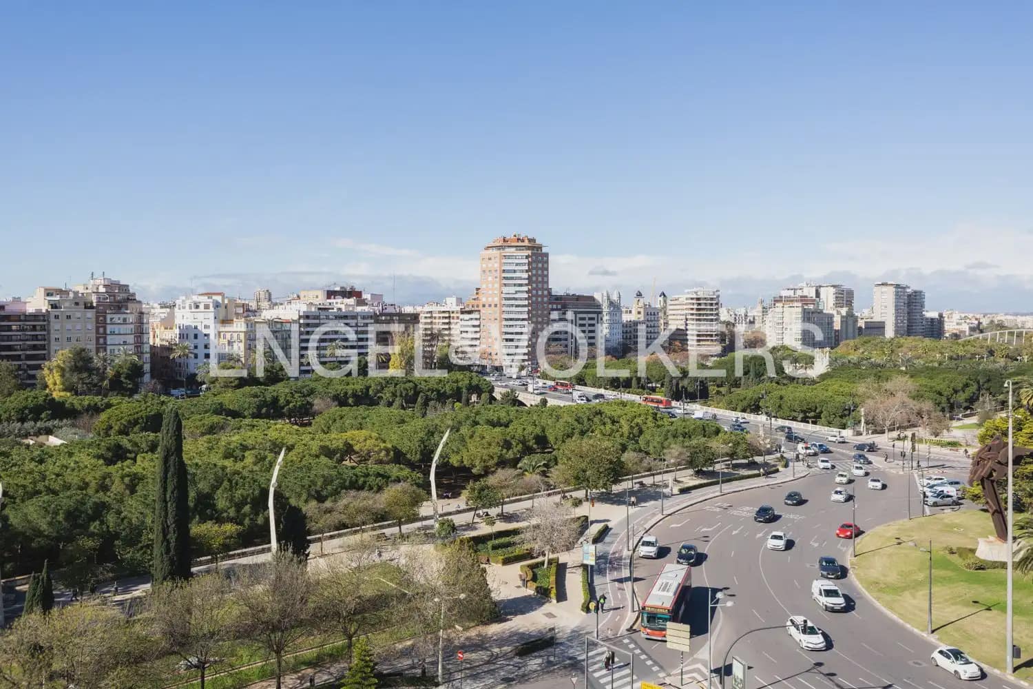 4 makuuhuone Asunto vuokrattavana paikassa Valencia kaupunki mukana 
autotalli - 3 500 € (Ref: 9897710)