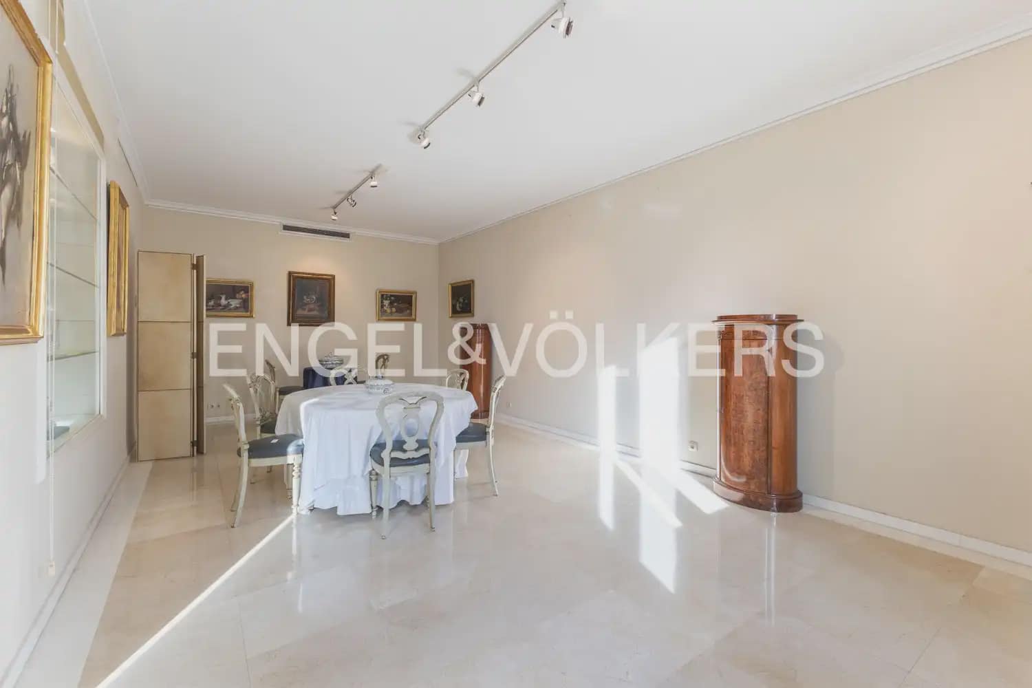 9 bedroom Flat for sale in Valencia city with garage - € 1,600,000 (Ref: 9897723)