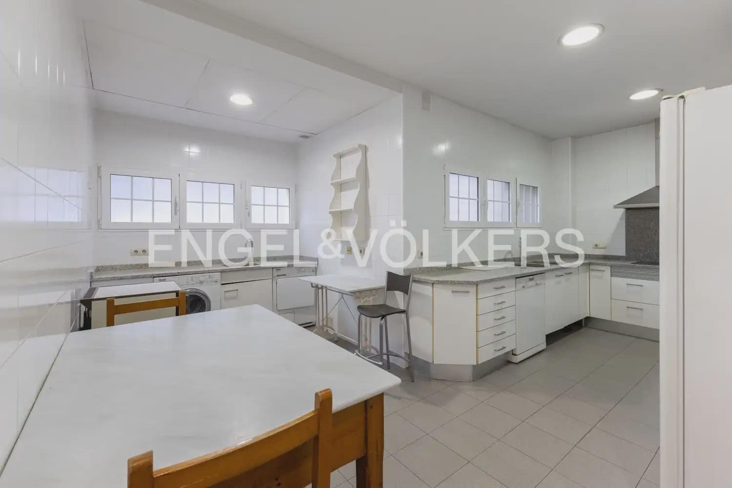 9 bedroom Flat for sale in Valencia city with garage - € 1,600,000 (Ref: 9897723)