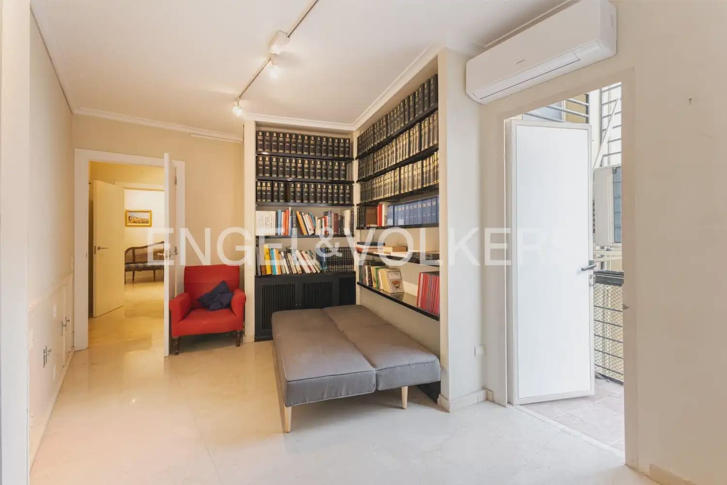 9 bedroom Flat for sale in Valencia city with garage - € 1,600,000 (Ref: 9897723)