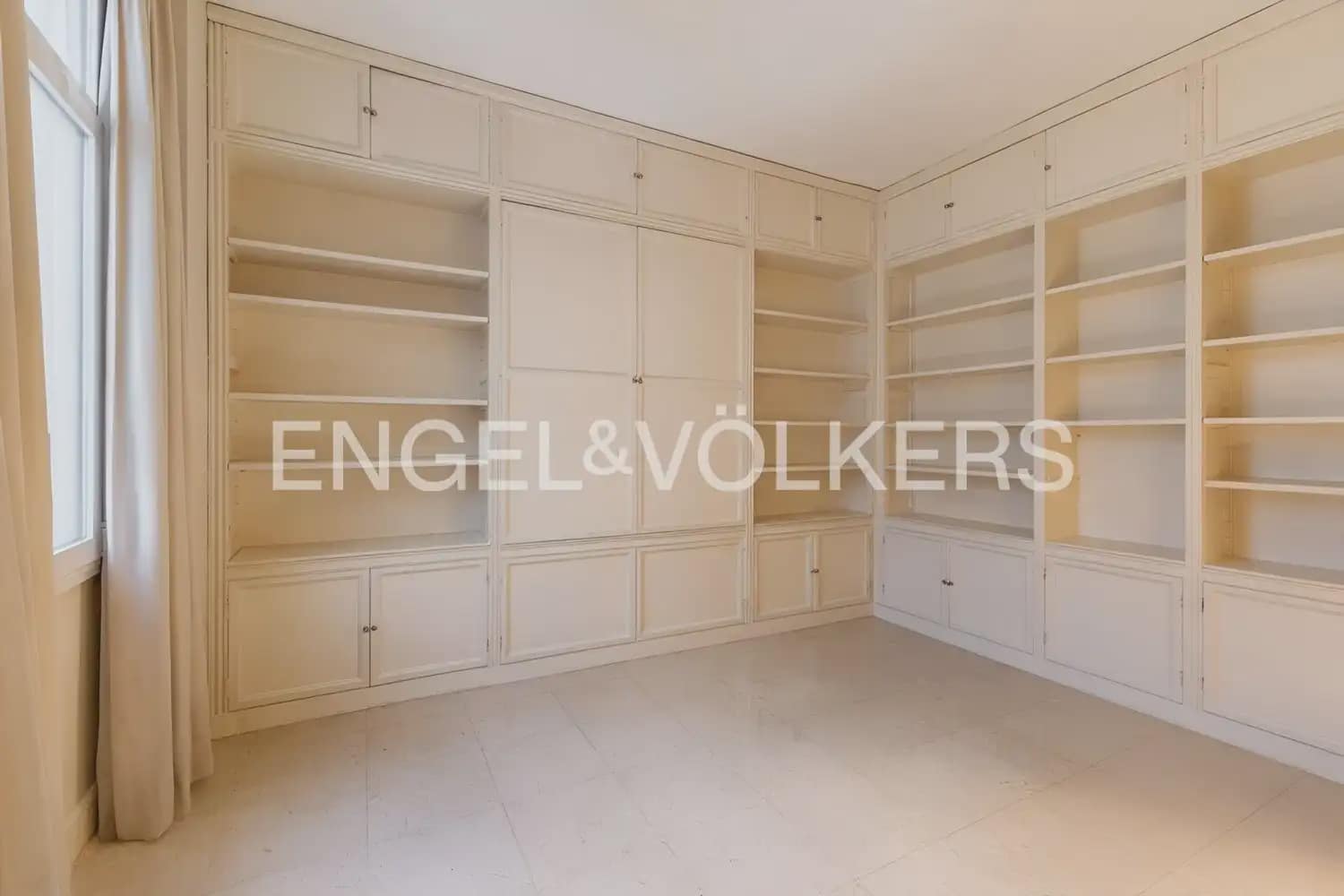 9 bedroom Flat for sale in Valencia city with garage - € 1,600,000 (Ref: 9897723)