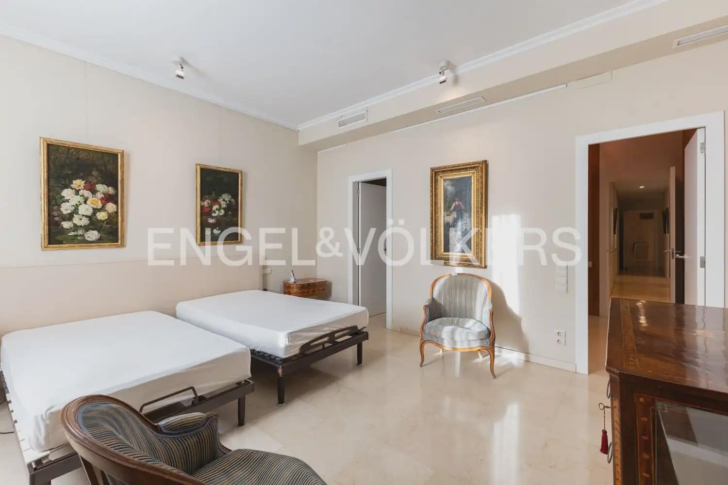 9 bedroom Flat for sale in Valencia city with garage - € 1,600,000 (Ref: 9897723)