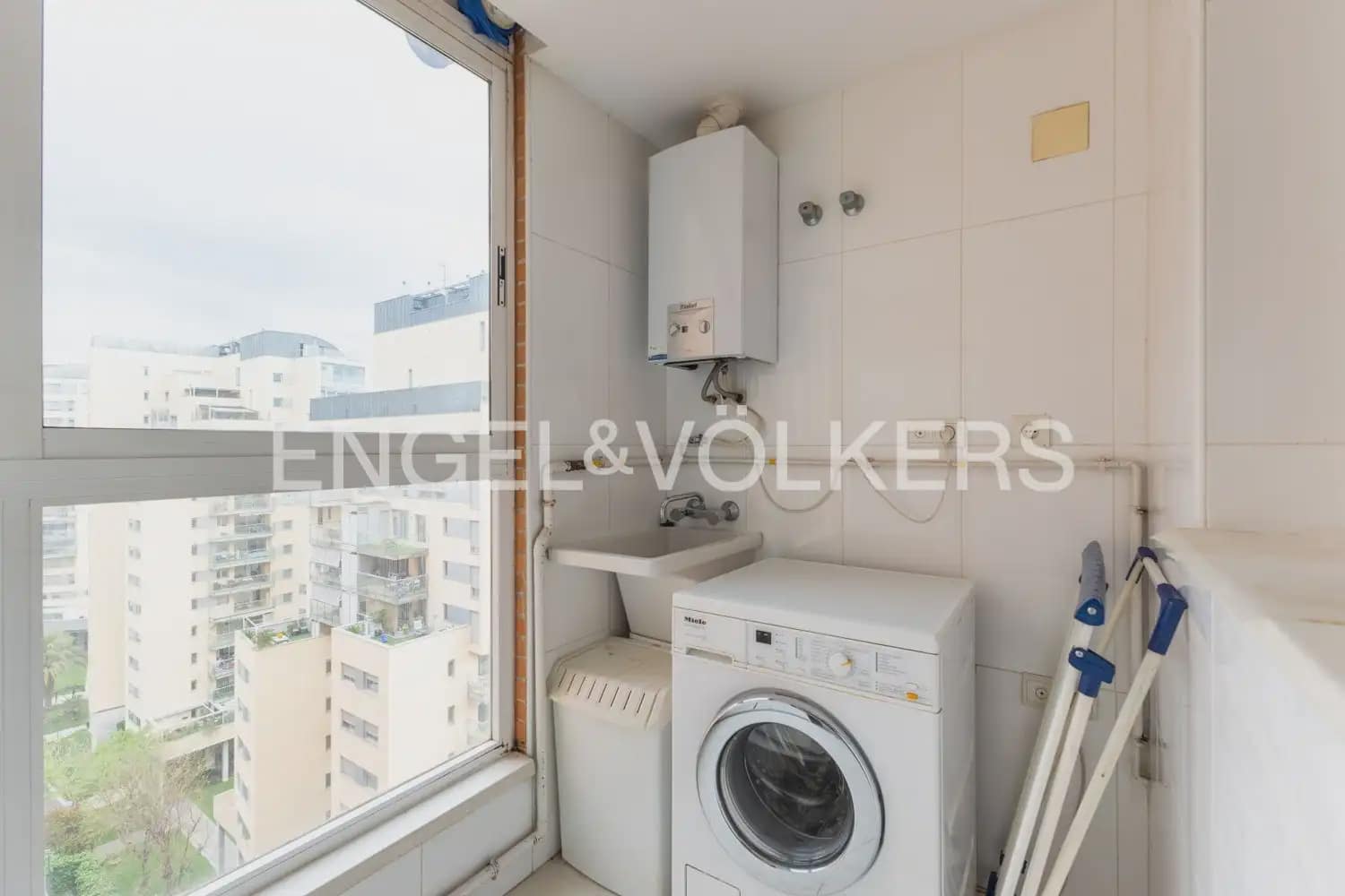 3 sovrum Lägenhet till salu i Valencia stad med pool garage - 590 000 € (Ref: 9897726)