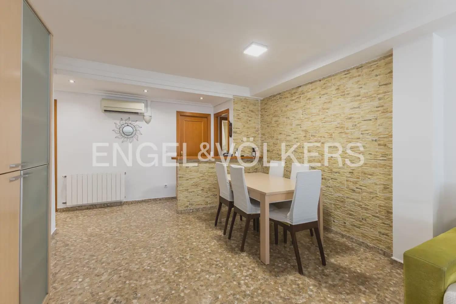 4 bedroom Flat for sale in Tavernes Blanques with garage - € 395,000 (Ref: 9897749)