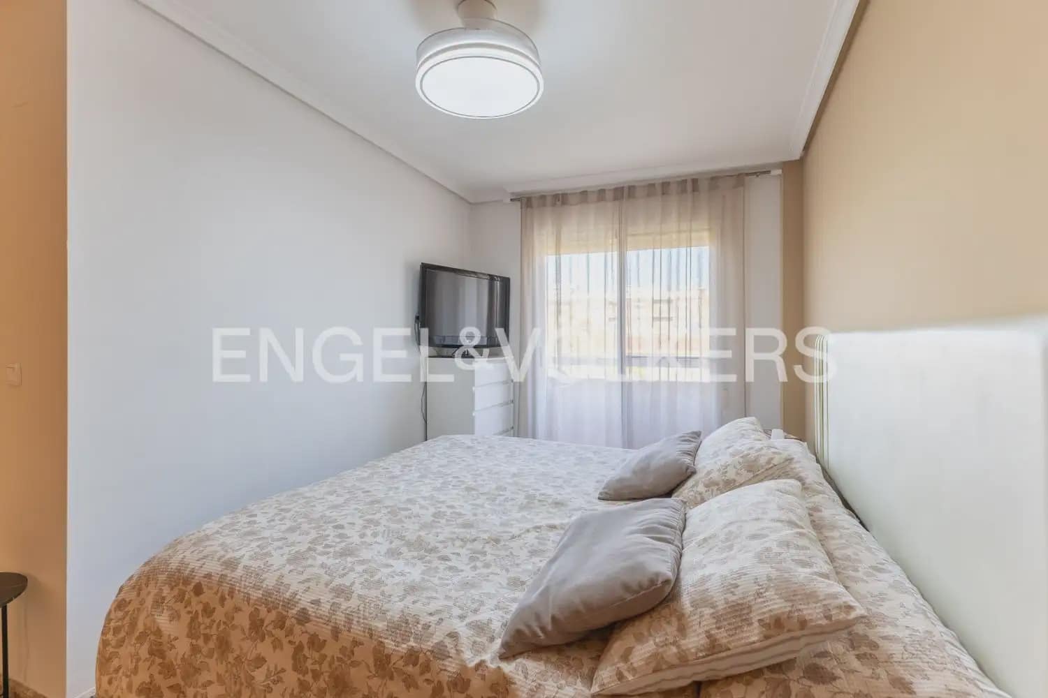4 bedroom Flat for sale in Tavernes Blanques with garage - € 395,000 (Ref: 9897749)