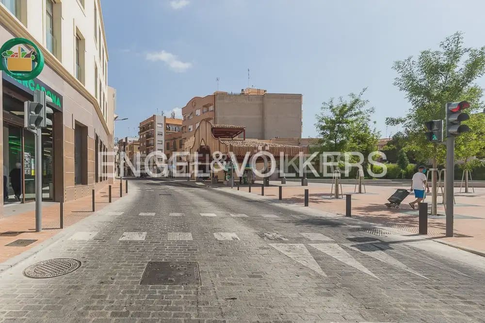 4 bedroom Flat for sale in Tavernes Blanques with garage - € 395,000 (Ref: 9897749)