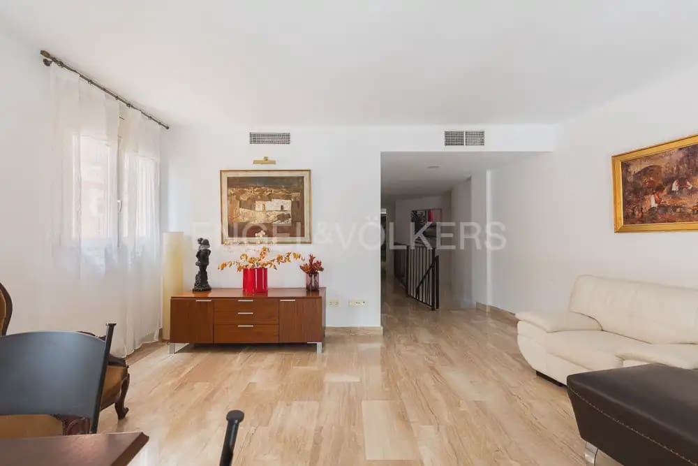 4 Zimmer Wohnung zu vermieten in Valencia Stadt mit Garage - 3.500 € (Ref: 9897754)