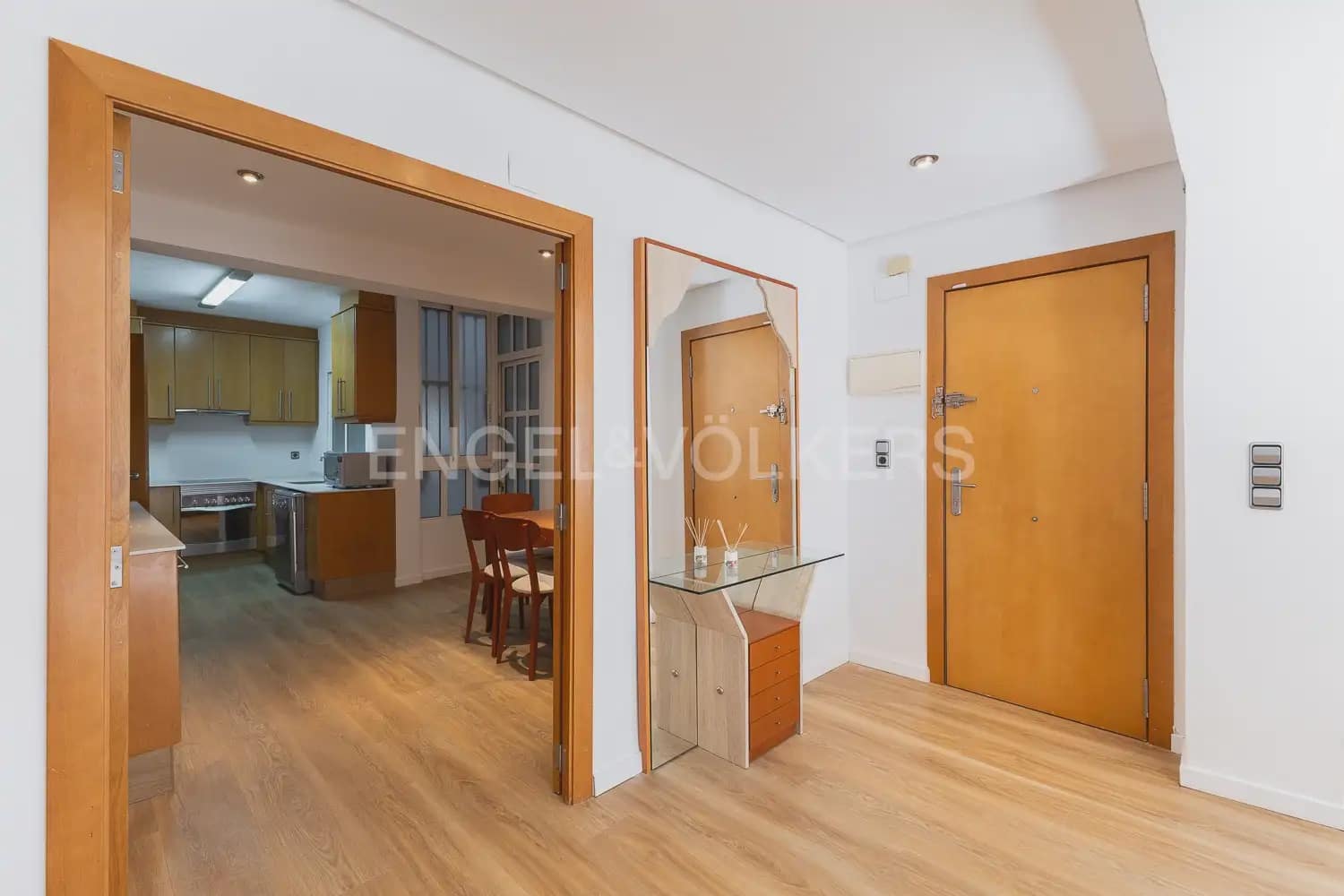 3 makuuhuone Asunto vuokrattavana paikassa Valencia kaupunki - 1 750 € (Ref: 9897771)