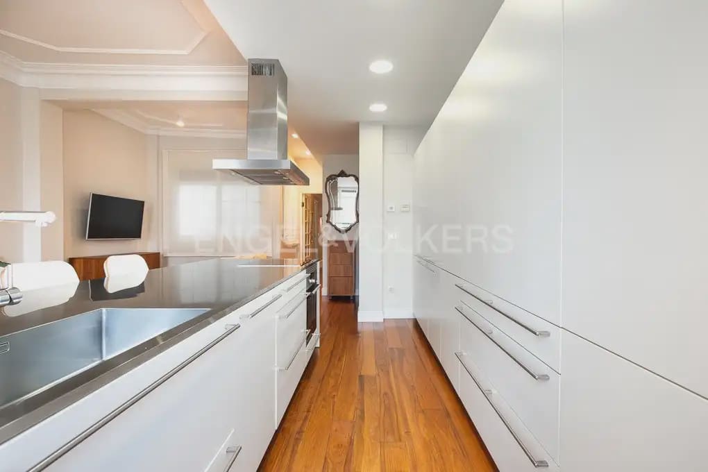 Appartement de 3 chambres à louer à Valence ville avec garage - 3 200 € (Ref: 9897795)