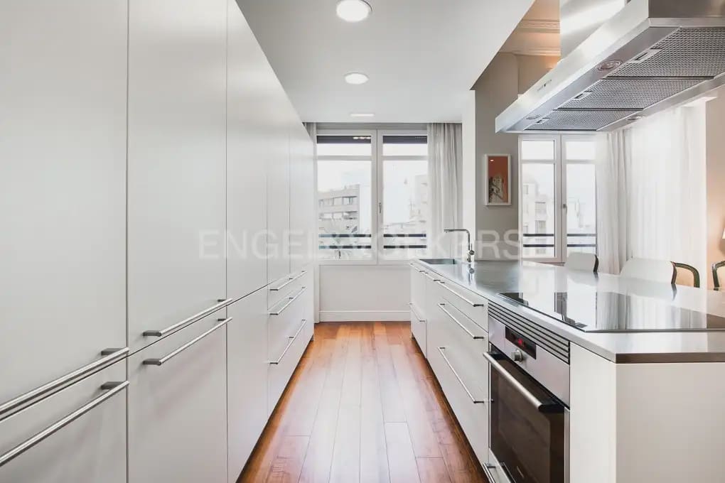 Appartement de 3 chambres à louer à Valence ville avec garage - 3 200 € (Ref: 9897795)