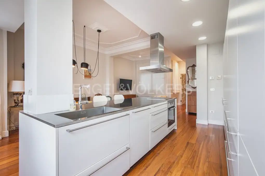Appartement de 3 chambres à louer à Valence ville avec garage - 3 200 € (Ref: 9897795)